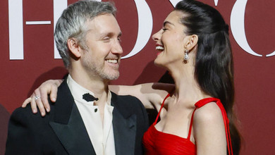 Хетевей у вишуканому платті від Valentino пообіймалася з чоловіком на парадному хіднику