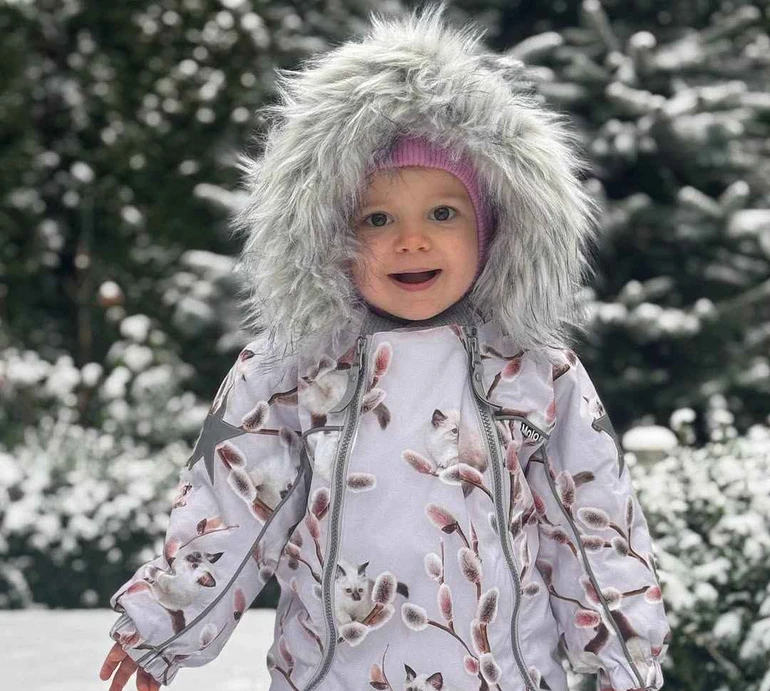 Так щиро радіє: Ребрик замилувала реакцією 1,5-річної доньки на її перший сніг. Відео