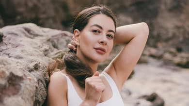 Раміна в фітнеслуці з вигадливими вирізами наробила атмосферних фото на узбережжі Португалії