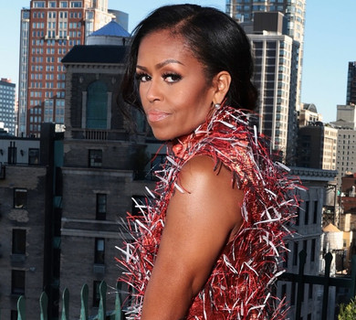 Обама у волохатій сукні від Chanel попозувала на тлі хмарочосів для святкового портрету