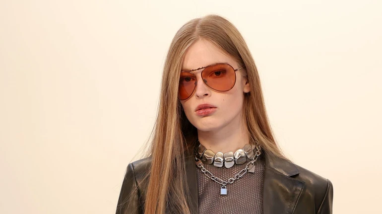 Трансгендерна донька Ілона Маска вигуляла сітчастий топ без бра на модний показ в Парижі