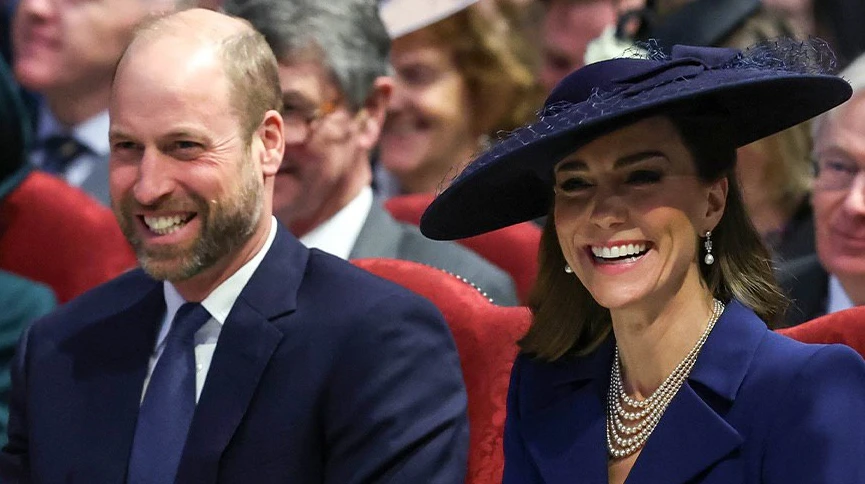 Капелюшок-блюдце, перли з Бахрейну і пальто-плісе: Міддлтон на службу в Лондоні вигуляла вишуканий темно-синій лук