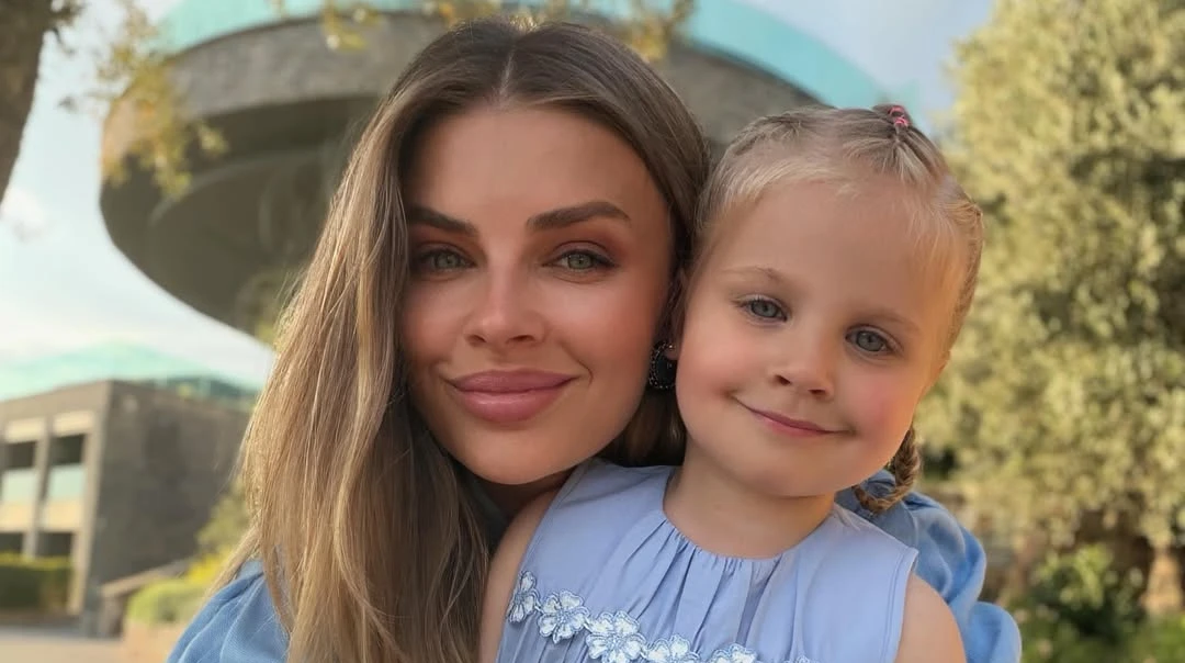 Дружина Зінченка у total blue посвітила модельними ніжками та замилувала дочками в однакових луках