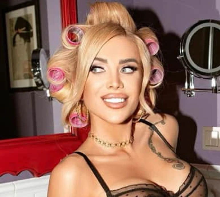 П'ятничний настрій: Крук у бігудях і спідньому пококетувала на тлі сантехніки