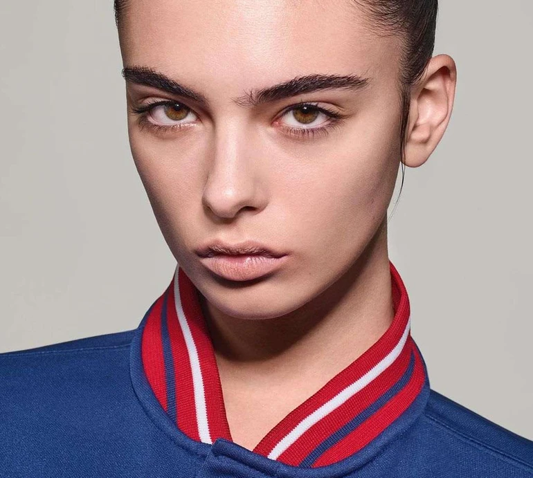 Клоунський мейк та андрогінність: Дева Кассель у глянцевому фотосеті випустила назовні свої alter ego