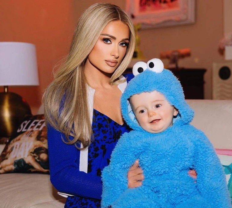 Мені страшно: відео, де Хілтон уперше міняє 1-місячному сину підгузок, шокувало та засмутило мережу