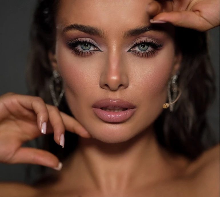 Розквітати поруч з ним: Мішина заінтригувала рукою незнайомця на своїх голих грудях