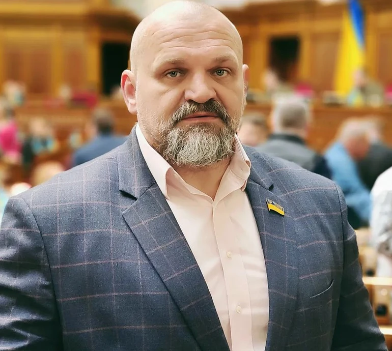 Вірастюк заявив, що офіційно розлучився, та показав нову кохану у своїх обіймах. Фото