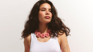 Ружі на шиї та пташки в волоссі: Андраде попозувала в яскравих весняних аутфітах