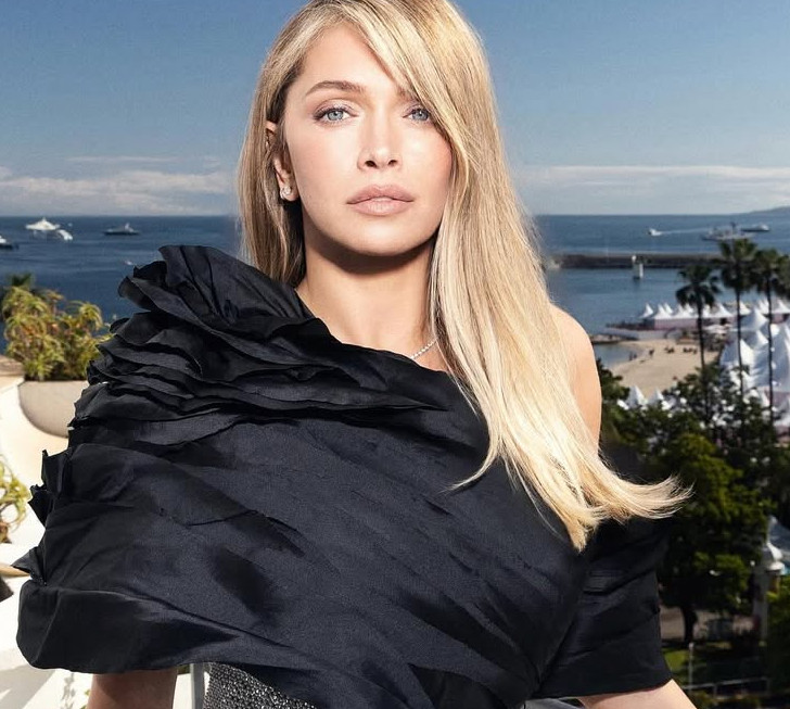 Брежнєва у срібній сукні та з драпіруванням засвітилася на Каннському кінофестивалі. Фото