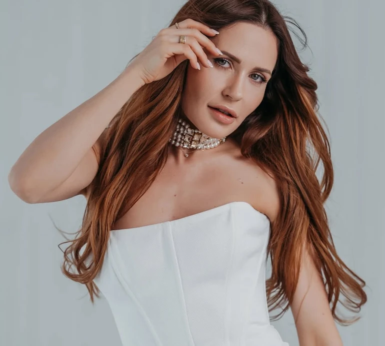 Денисенко у пухнастому бікіні спокусливо повигиналась у водоспаді. Фото