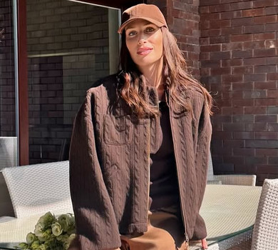 Шоколадний настрій: дружина Тігіпка у мікрошортах та чоботах посвітила ногами на сонячному подвір'ї