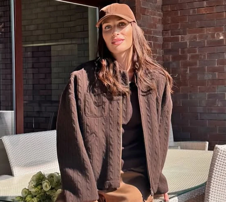 Шоколадний настрій: дружина Тігіпка у мікрошортах та чоботах посвітила ногами на сонячному подвір'ї