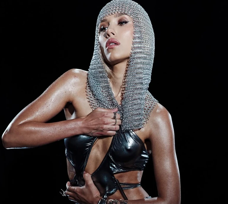 Квіткова у лакованому екстраміні та з кольчужним капюшоном розляглася на підлозі для мокрих фото