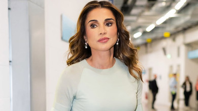 Хакі, фісташка і м'ята: королева Ранія у Мюнхені вигуляла штани з градієнтом та асиметричну куртку цікавих кольорів. Фото