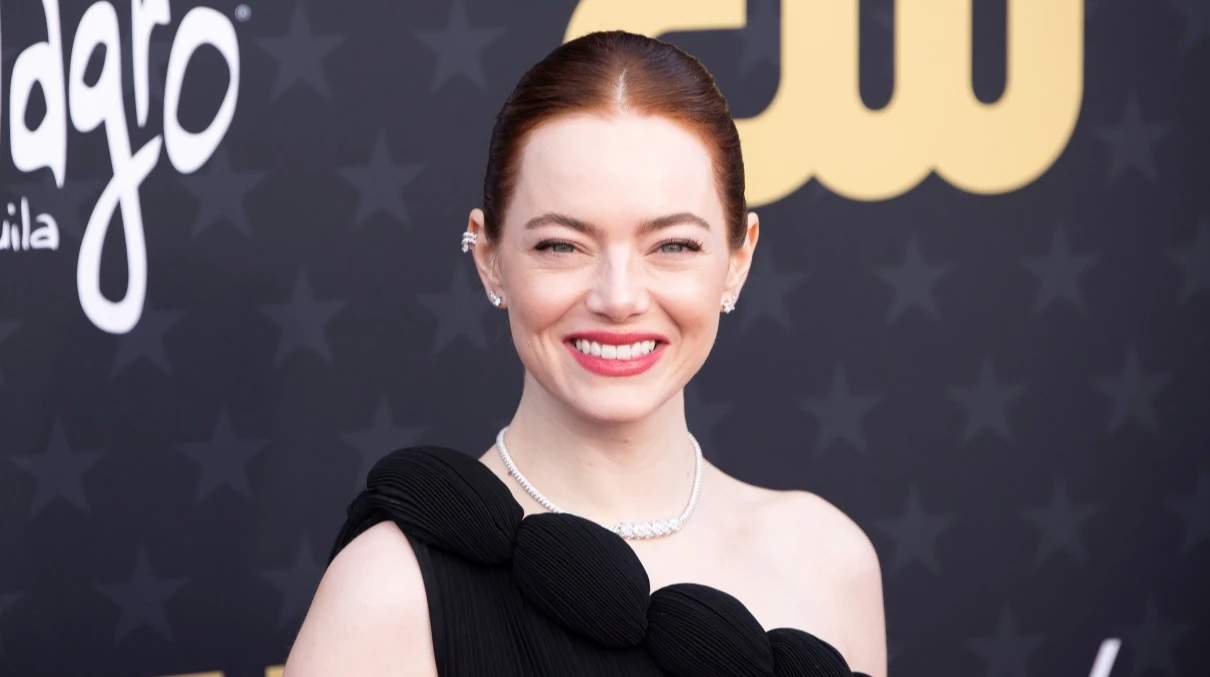 Спідниці - для слабкодухих: Емма Стоун у зухвалому аутфіті посвітила стрункими ніжками на івенті в Беверлі-Хіллз