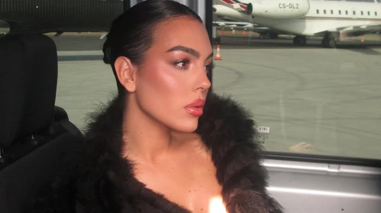 Наречена Роналду у ліфчику і колготках похвалилася зборами на модний показ під час польоту