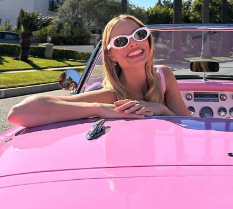 Рожевий вайб: Марго Роббі у мінілуках притулилася до Гослінга та попозувала у кабріолеті