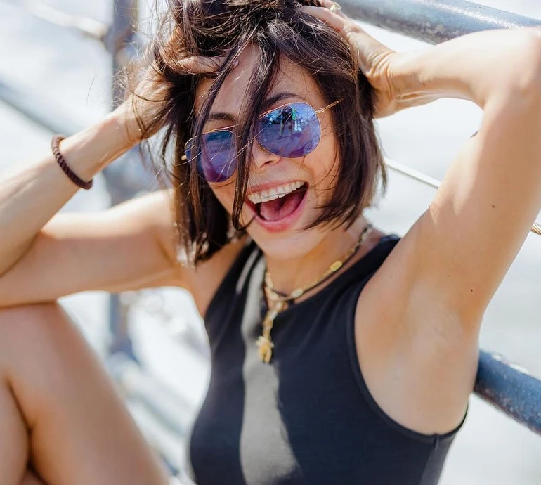 49-річна ексдружина Кличка посвітила ногами в джинсовому міні та боса прогулялася під мостом