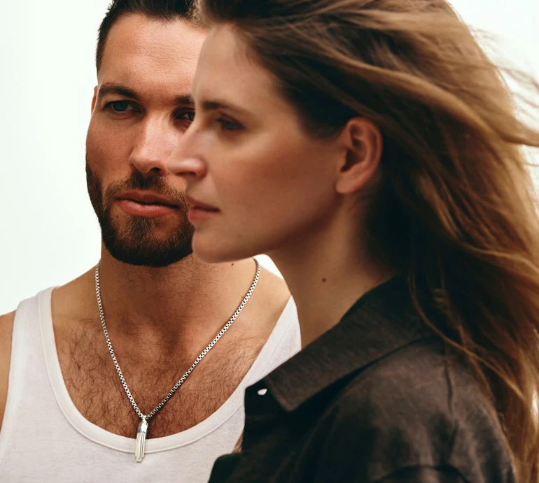 Підйомна сила: Гузема з коханим-льотчиком знялися у прикрасах зі спільної колекції