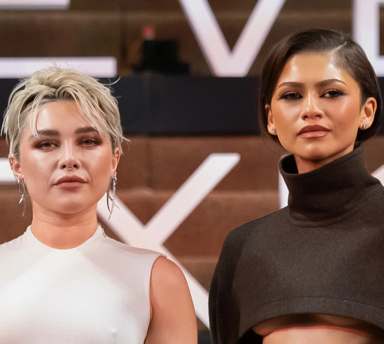 Акцент на грудях: Зендея та Флоренс П'ю вигуляли провокативні луки. Фото