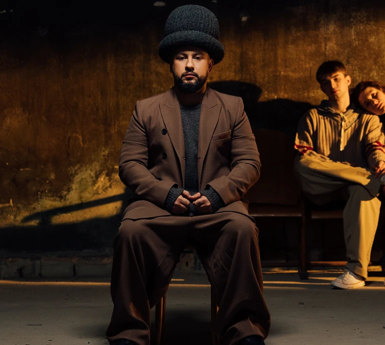 Отже... Привіт: Monatik запалив танцями у кліпі, знятому в бомбосховищі. Відео