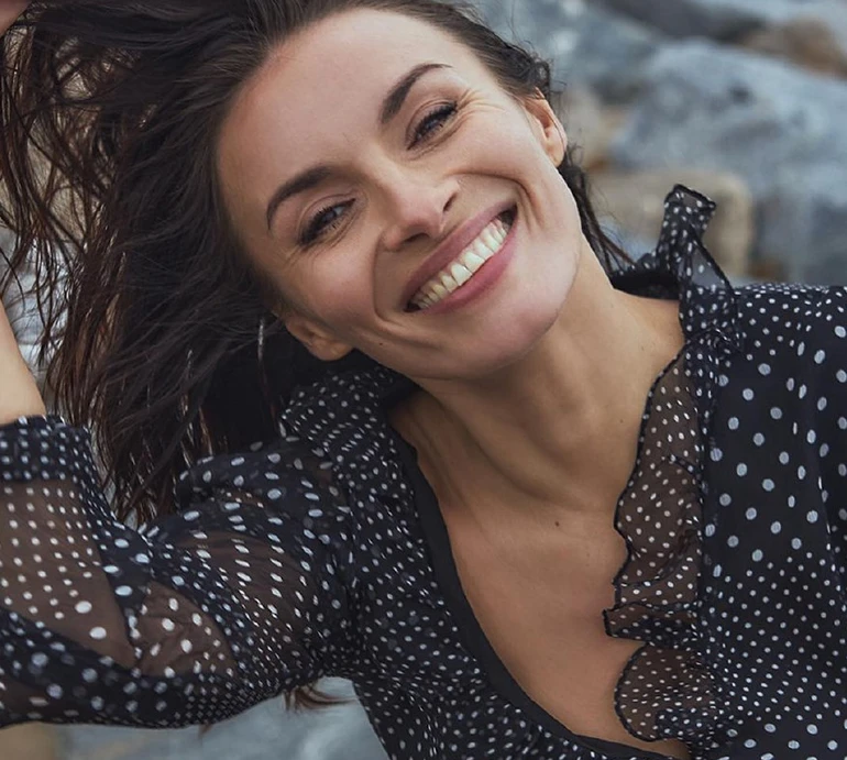 Мейхер у сарафані з голою спиною пристрасно обійняла себе у танці. Відео