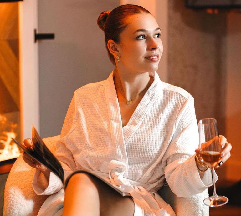 У патчах, з вином та в халаті: донька Брежнєвої попозувала для реклами салону в Лос-Анджелесі. Фото