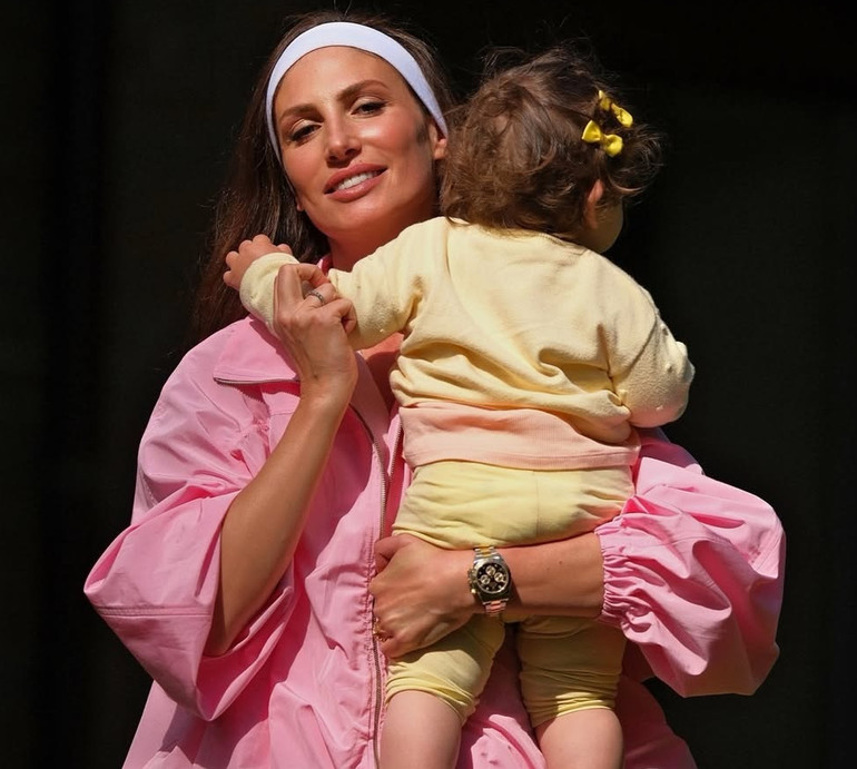 Зачіска з бантиками і торт: дружина Тігіпка в 1-ий день народження доньки подякувала їй та показала милі фото