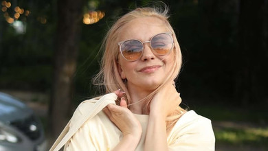 Можете закидати мене сандалями: Ребрик у короткій спідниці посвітила ніжками, радіючи спеці. Фото