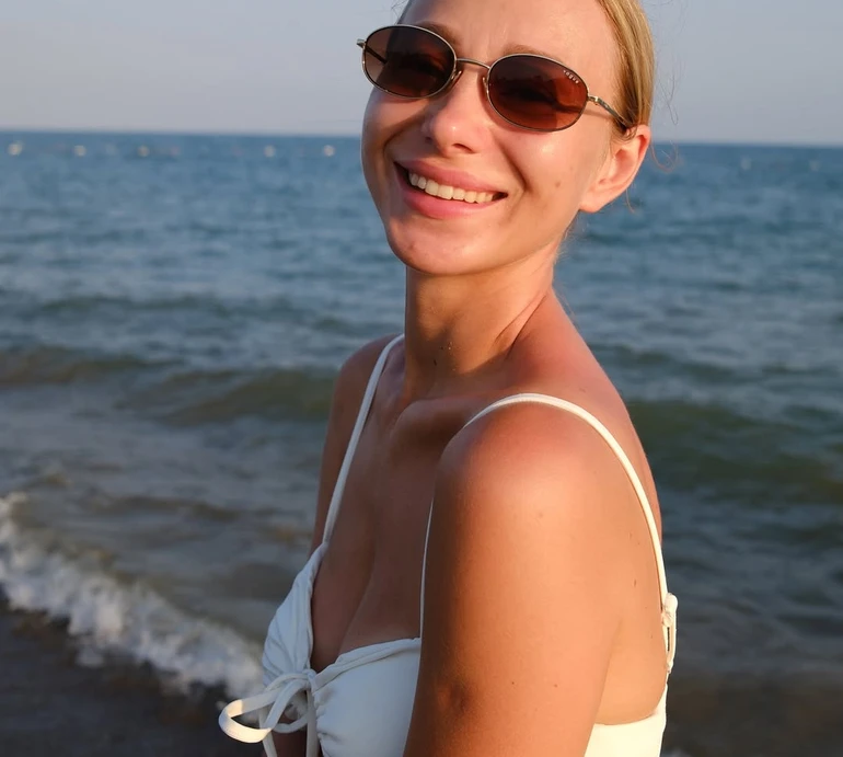 Репяхова у білому бікіні наробила яскравих фото з синочком у морі