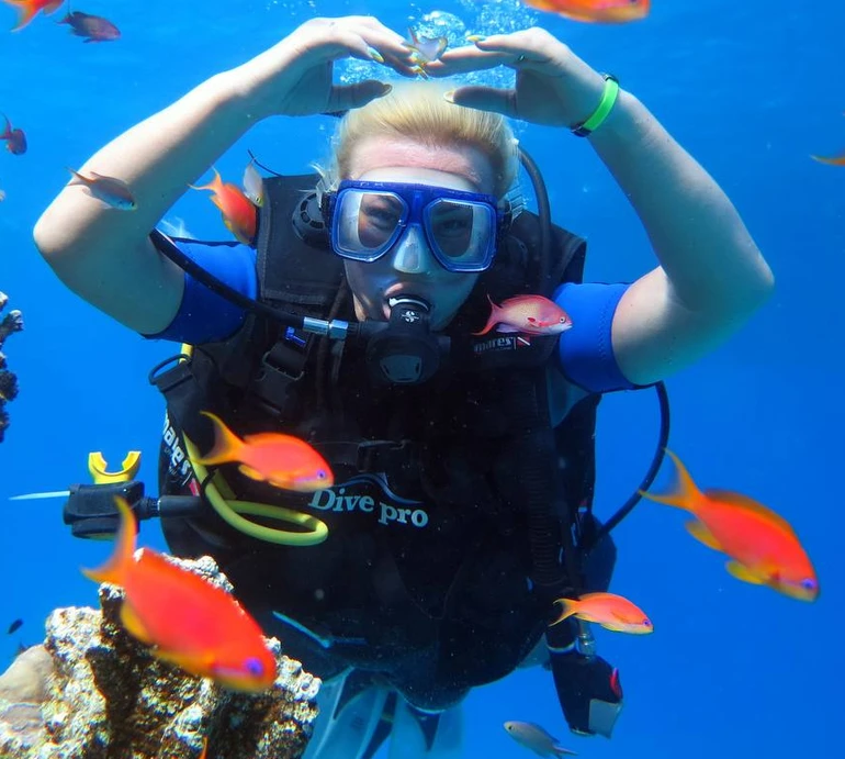 Мої нові горизонти: Камалія з аквалангом під водою наробила фото з яскравими рибками. Відео