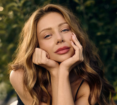 Кароль у мереживному максі поспокушала стрункими ніжками на фото з несподіваним реквізитом