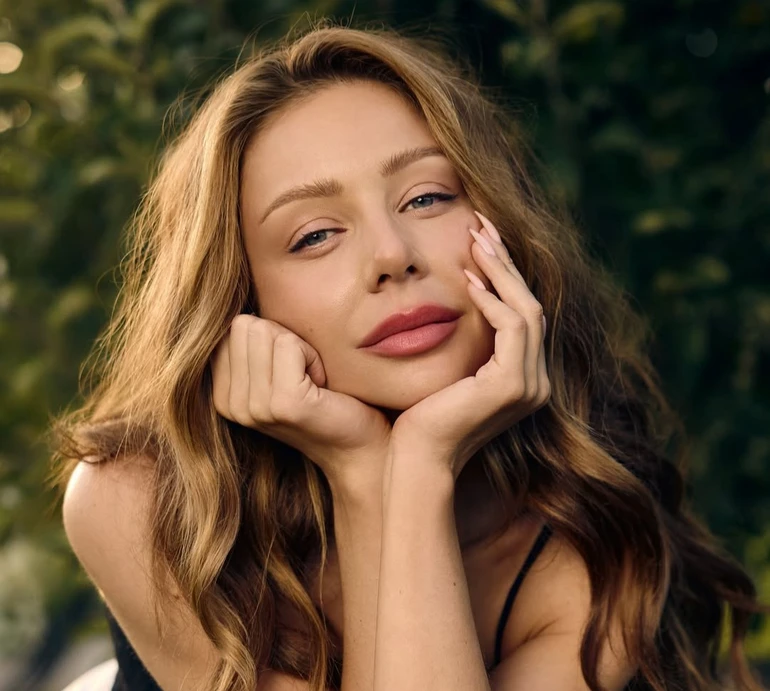 Кароль у мереживному максі поспокушала стрункими ніжками на фото з несподіваним реквізитом