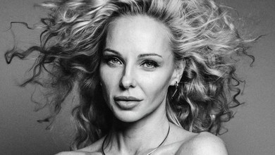 Трегубова з пишною зачіскою та в балахоні посвітила стегном у зухвалій позі. Ч/б фото