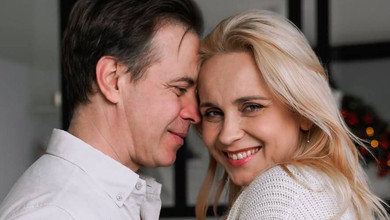 Дико люблю: Ребрик у день народження чоловіка показала їхні пустощі коло ялинки і спільне фото з трьома доньками