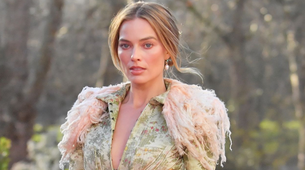 Червоні панчохи, підв'язки та оголений живіт: Марго Роббі у Лондоні вигуляла провокативний лук від Гальяно 1992 року