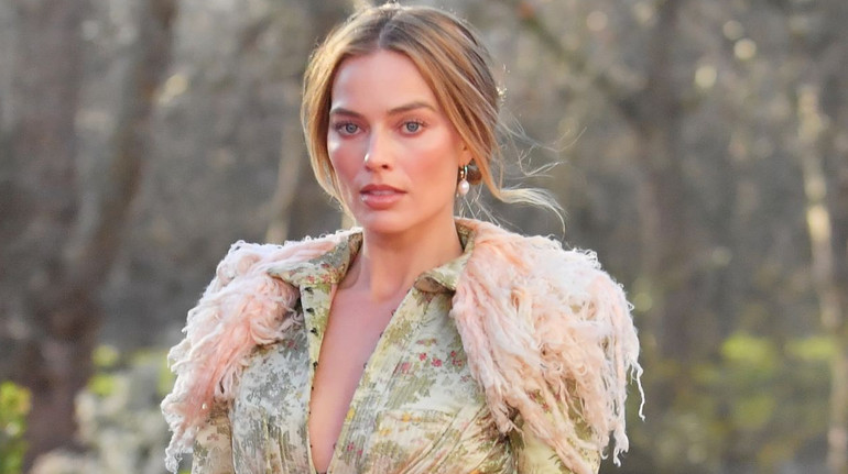 Червоні панчохи, підв'язки та оголений живіт: Марго Роббі у Лондоні вигуляла провокативний лук від Гальяно 1992 року