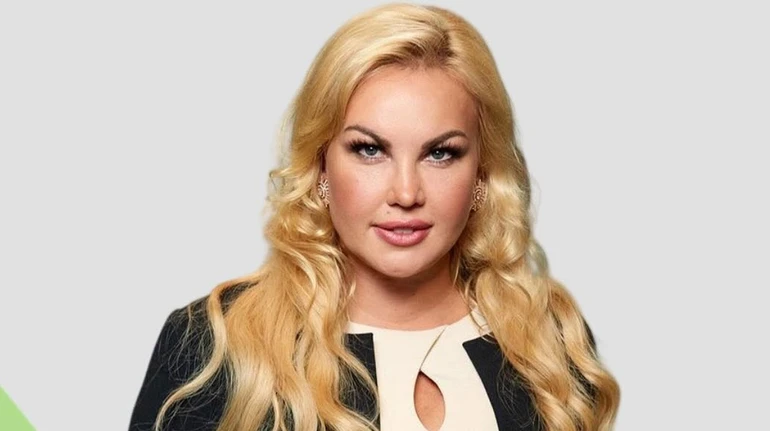 Вся родина разом: Камалія з Захуром та двома доньками вигуляли монохромні луки на премію YUNA