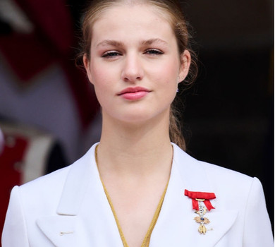Вітайте майбутню королеву! 18-річна принцеса Леонор у ефектному білому луці склала присягу конституції Іспанії