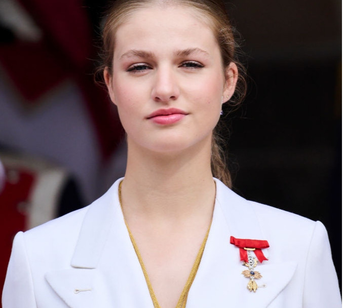 Вітайте майбутню королеву! 18-річна принцеса Леонор у ефектному білому луці склала присягу конституції Іспанії