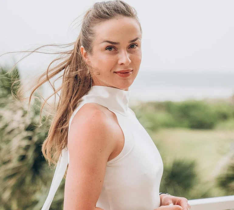 Світоліна в яскравому бікіні поплескалася в морі з дочкою. Фото