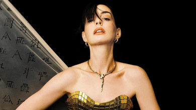 Енн Хетевей з ієрогліфами на оголеній спині попозувала в золотій кольчузі для азійського глянцю