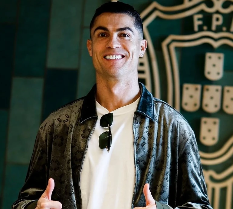 Роналду архівним та свіжими фото привітав з особливим святом своїх маму й кохану