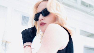 Мадонна в образі спокусливої відьми посвітила оголеними стегнами на нічних вулицях. Фото