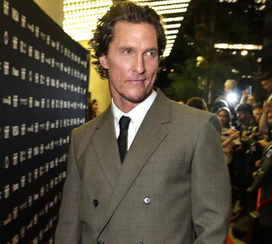 МакКонахі з дружиною в сукні з торочками ніжно цьомнулися на червоній доріжці. Фото