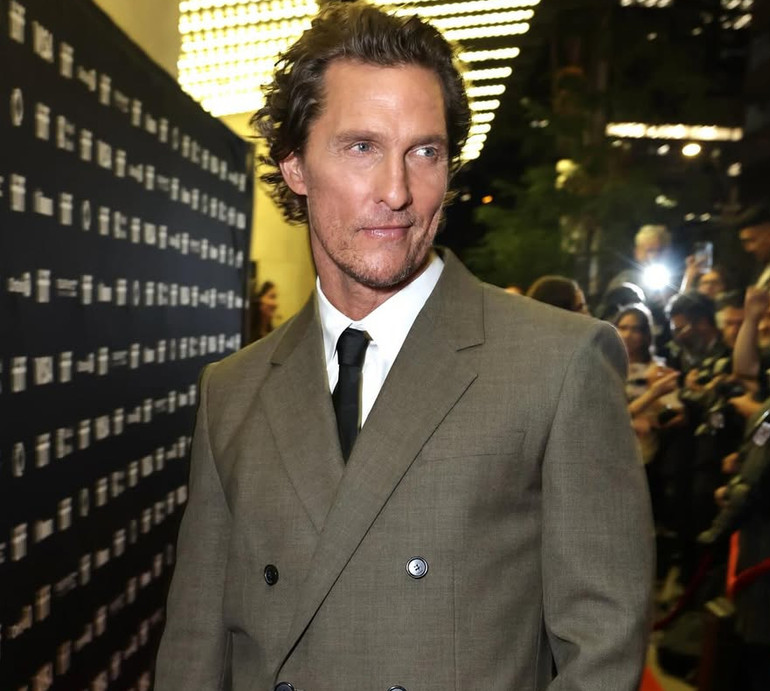 МакКонахі з дружиною в сукні з торочками ніжно цьомнулися на червоній доріжці. Фото