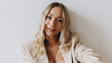 Дружина Павліка в інтригуючому фотосеті посвітила білим мереживним спіднім