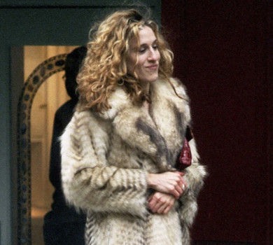 Комірці, жилети та в стилі Керрі Бредшоу: як носити штучне хутро та вінтажні шуби, щоби бути в тренді. Фото