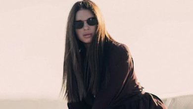 Дружина Усика у шоколадному міні похвалилася довжелезними ногами на урбаністичних фото